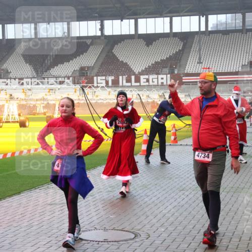 07.12.2025 - St. Pauli X-Mass-Run No. 15 Luisa Fischer http://msf.ph/oto/9380280 07.12.2025 10:08:38 Ziel 2692, 4734, 2691, 1905, 2650, 2691, 2692, 2746, 3627, 3628, 4231, 4623, 4624, 4626, 4734, 4737, 4740 meine-sportfotos.de