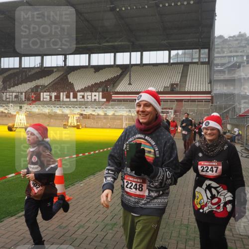 07.12.2025 - St. Pauli X-Mass-Run No. 15 Fabian Wolf http://msf.ph/oto/9380298 07.12.2025 10:08:47 Ziel 390, 707, 789, 947, 1002, 1031, 1176, 2247, 2248, 2521, 3212, 3332, 3335, 3495, 3671, 3759, 3904, 3907, 4205, 4232, 4234, 4451 meine-sportfotos.de