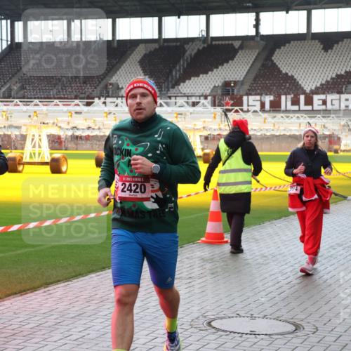 07.12.2025 - St. Pauli X-Mass-Run No. 15 Luisa Fischer http://msf.ph/oto/9380300 07.12.2025 10:39:57 Ziel 6709, 15, 2420, 1, 4211, 981, 1417, 1796, 1889, 2354, 2420, 2588, 3118, 3240, 3242, 4207, 4211 meine-sportfotos.de