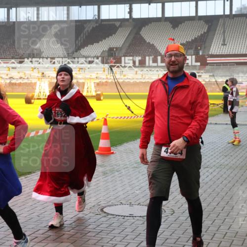 07.12.2025 - St. Pauli X-Mass-Run No. 15 Luisa Fischer http://msf.ph/oto/9380301 07.12.2025 10:08:40 Ziel 2692, 4444, 2691, 1905, 2650, 2691, 2692, 2746, 3627, 3628, 4231, 4623, 4624, 4626, 4734, 4737, 4740 meine-sportfotos.de