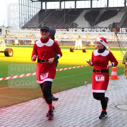 07.12.2025 - St. Pauli X-Mass-Run No. 15 Luisa Fischer http://msf.ph/oto/9380357 07.12.2025 10:40:19 Ziel 108, 87, 1604, 87, 108, 230, 538, 580, 827, 981, 1604, 1748, 1749, 1796, 2354, 2420, 2588, 2754, 3118, 3240, 3242, 3796, 3797, 4207, 4211, 4874, 4878 meine-sportfotos.de