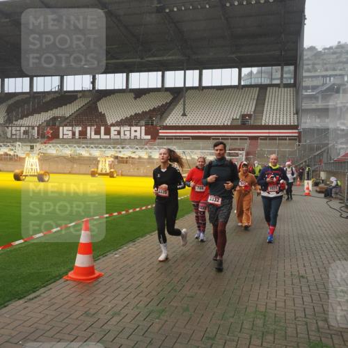07.12.2025 - St. Pauli X-Mass-Run No. 15 Fabian Wolf http://msf.ph/oto/9380372 07.12.2025 10:08:49 Ziel 390, 707, 786, 789, 947, 1002, 1031, 1176, 2247, 2248, 2521, 3212, 3332, 3335, 3484, 3495, 3671, 3759, 3904, 3907, 4205, 4232, 4234, 4451 meine-sportfotos.de