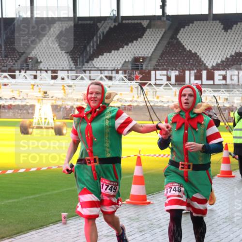 07.12.2025 - St. Pauli X-Mass-Run No. 15 Luisa Fischer http://msf.ph/oto/9380375 07.12.2025 10:40:22 Ziel 5709, 1749, 1748, 15, 3242, 87, 108, 230, 538, 580, 827, 981, 1604, 1748, 1749, 1796, 2354, 2420, 2588, 2754, 3118, 3240, 3242, 3796, 3797, 4207, 4211, 4874, 4878 meine-sportfotos.de