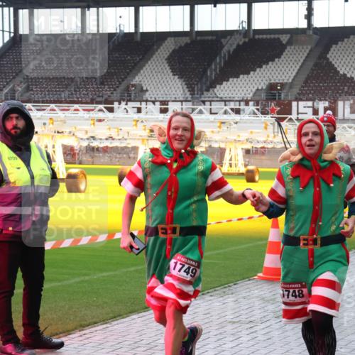 07.12.2025 - St. Pauli X-Mass-Run No. 15 Luisa Fischer http://msf.ph/oto/9380379 07.12.2025 10:40:22 Ziel 6709, 1749, 15, 1748, 32, 87, 108, 230, 538, 580, 827, 981, 1604, 1748, 1749, 1796, 2354, 2420, 2588, 2754, 3118, 3240, 3242, 3796, 3797, 4207, 4211, 4874, 4878 meine-sportfotos.de