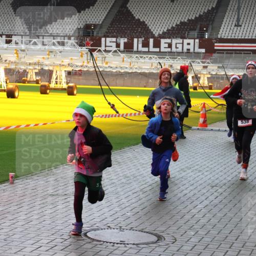 07.12.2025 - St. Pauli X-Mass-Run No. 15 Luisa Fischer http://msf.ph/oto/9380398 07.12.2025 10:40:30 Ziel 538, 87, 108, 230, 538, 580, 731, 735, 827, 1604, 1748, 1749, 2169, 2588, 2754, 3161, 3164, 3796, 3797, 4207, 4211, 4874, 4878 meine-sportfotos.de
