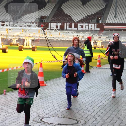 07.12.2025 - St. Pauli X-Mass-Run No. 15 Luisa Fischer http://msf.ph/oto/9380401 07.12.2025 10:40:30 Ziel 538, 87, 108, 230, 538, 580, 731, 735, 827, 1604, 1748, 1749, 2169, 2588, 2754, 3161, 3164, 3796, 3797, 4207, 4211, 4874, 4878 meine-sportfotos.de
