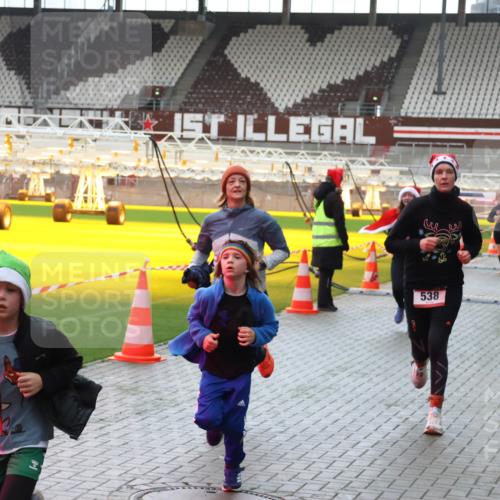 07.12.2025 - St. Pauli X-Mass-Run No. 15 Luisa Fischer http://msf.ph/oto/9380402 07.12.2025 10:40:31 Ziel 0, 538, 87, 108, 230, 538, 580, 731, 735, 827, 1604, 1748, 1749, 2169, 2588, 2754, 3161, 3164, 3796, 3797, 4207, 4211, 4874, 4878 meine-sportfotos.de