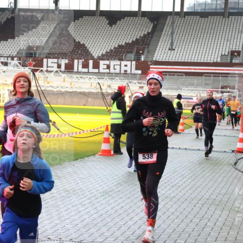 07.12.2025 - St. Pauli X-Mass-Run No. 15 Luisa Fischer http://msf.ph/oto/9380407 07.12.2025 10:40:31 Ziel 538, 87, 108, 230, 538, 580, 731, 735, 827, 1604, 1748, 1749, 2169, 2588, 2754, 3161, 3164, 3796, 3797, 4207, 4211, 4874, 4878 meine-sportfotos.de