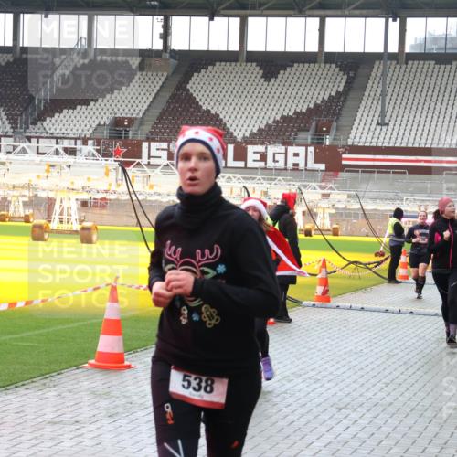 07.12.2025 - St. Pauli X-Mass-Run No. 15 Luisa Fischer http://msf.ph/oto/9380415 07.12.2025 10:40:32 Ziel 538, 87, 108, 230, 538, 580, 731, 735, 827, 1604, 1748, 1749, 2169, 2588, 2754, 3161, 3164, 3796, 3797, 4207, 4211, 4874, 4878 meine-sportfotos.de