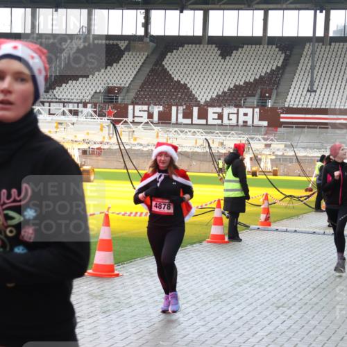 07.12.2025 - St. Pauli X-Mass-Run No. 15 Luisa Fischer http://msf.ph/oto/9380420 07.12.2025 10:40:33 Ziel 4878, 87, 108, 230, 538, 580, 731, 735, 827, 1604, 1748, 1749, 2169, 2588, 2754, 3161, 3164, 3796, 3797, 4207, 4211, 4874, 4878 meine-sportfotos.de