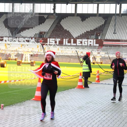 07.12.2025 - St. Pauli X-Mass-Run No. 15 Luisa Fischer http://msf.ph/oto/9380423 07.12.2025 10:40:33 Ziel 4878, 87, 108, 230, 538, 580, 731, 735, 827, 1604, 1748, 1749, 2169, 2588, 2754, 3161, 3164, 3796, 3797, 4207, 4211, 4874, 4878 meine-sportfotos.de