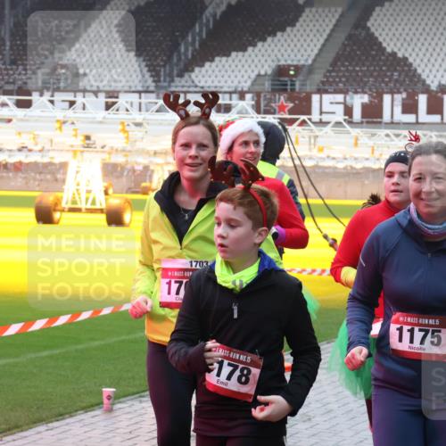 07.12.2025 - St. Pauli X-Mass-Run No. 15 Luisa Fischer http://msf.ph/oto/9380431 07.12.2025 11:13:36 Ziel 17, 1703, 15, 178, 15, 1175, 17, 22, 47, 494, 585, 681, 683, 684, 919, 1022, 1175, 1178, 1338, 1341, 1420, 1422, 1645, 1646, 1647, 1664, 1703, 2125, 2773, 3167, 4794, 4795, 4796, 4802, 4804 meine-sportfotos.de