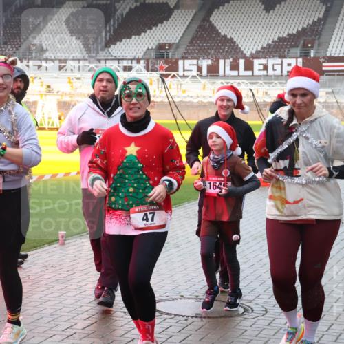 07.12.2025 - St. Pauli X-Mass-Run No. 15 Luisa Fischer http://msf.ph/oto/9380447 07.12.2025 11:13:48 Ziel 17, 47, 164, 1420, 17, 22, 47, 585, 681, 683, 684, 919, 1022, 1111, 1114, 1175, 1178, 1338, 1341, 1645, 1646, 1647, 1664, 1703, 2125, 2773 meine-sportfotos.de