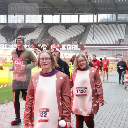 07.12.2025 - St. Pauli X-Mass-Run No. 15 Luisa Fischer http://msf.ph/oto/9380465 07.12.2025 11:14:06 Ziel 2773, 15, 422, 15, 1420, 1338, 4796, 274, 375, 425, 475, 585, 708, 1111, 1114, 1338, 1341, 1645, 1646, 1647, 1664, 2125, 2773 meine-sportfotos.de