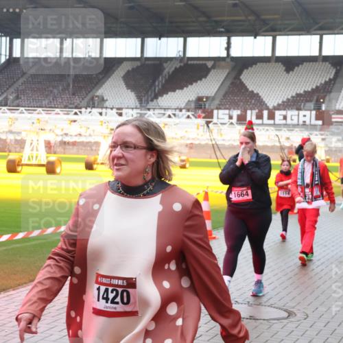 07.12.2025 - St. Pauli X-Mass-Run No. 15 Luisa Fischer http://msf.ph/oto/9380542 07.12.2025 11:14:08 Ziel 15, 1420, 1664, 1114, 1111, 274, 375, 425, 475, 585, 708, 1111, 1114, 1338, 1341, 1664, 2125, 2773 meine-sportfotos.de