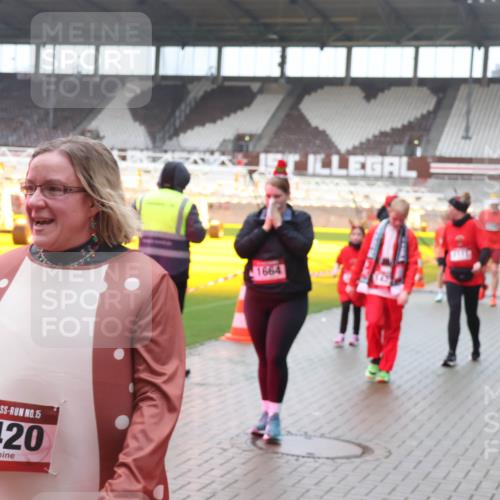 07.12.2025 - St. Pauli X-Mass-Run No. 15 Luisa Fischer http://msf.ph/oto/9380544 07.12.2025 11:14:08 Ziel 15, 1420, 1664, 274, 375, 425, 475, 585, 708, 1111, 1114, 1338, 1341, 1664, 2125, 2773 meine-sportfotos.de