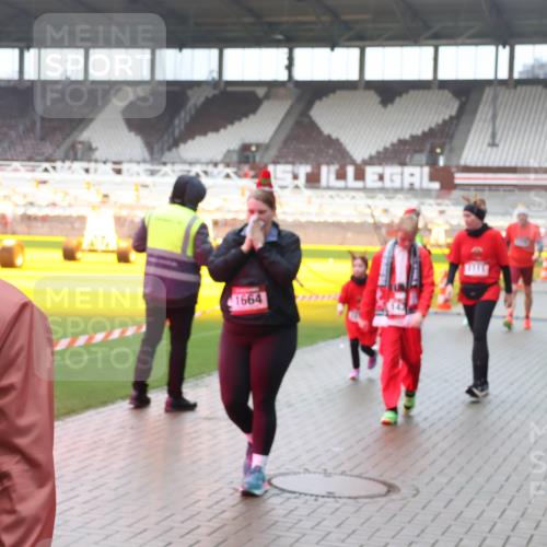 07.12.2025 - St. Pauli X-Mass-Run No. 15 Luisa Fischer http://msf.ph/oto/9380548 07.12.2025 11:14:09 Ziel 5, 1664, 1, 274, 375, 425, 475, 585, 708, 1111, 1114, 1338, 1341, 1664, 2125, 2773 meine-sportfotos.de