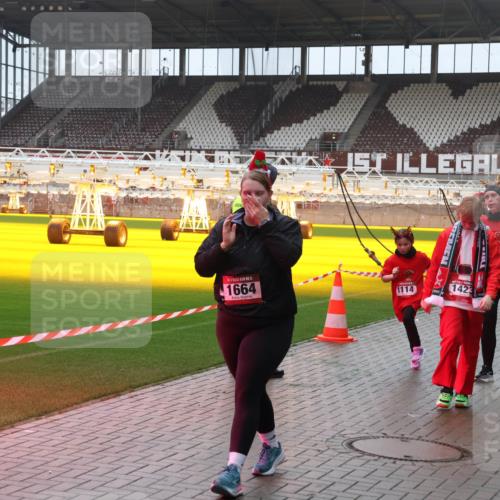 07.12.2025 - St. Pauli X-Mass-Run No. 15 Luisa Fischer http://msf.ph/oto/9380551 07.12.2025 11:14:09 Ziel 1664, 1114, 1423, 41, 1338, 274, 375, 425, 475, 585, 708, 1111, 1114, 1338, 1341, 1664, 2125, 2773 meine-sportfotos.de