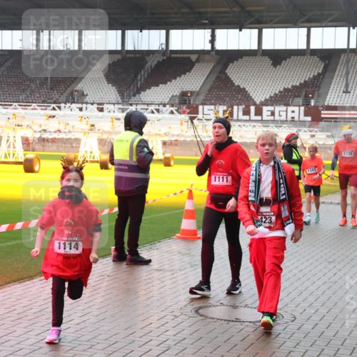 07.12.2025 - St. Pauli X-Mass-Run No. 15 Luisa Fischer http://msf.ph/oto/9380567 07.12.2025 11:14:11 Ziel 1114, 1111, 423, 1341, 1338, 274, 375, 425, 475, 585, 708, 1111, 1114, 1338, 1341, 1664, 2125, 2773 meine-sportfotos.de