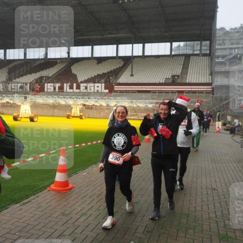 07.12.2025 - St. Pauli X-Mass-Run No. 15 Fabian Wolf http://msf.ph/oto/9380568 07.12.2025 10:08:55 Ziel 19, 390, 707, 786, 789, 947, 1002, 1031, 1176, 1570, 2126, 2521, 3212, 3300, 3332, 3335, 3484, 3671, 3891, 3904, 3907, 4066, 4067, 4068 meine-sportfotos.de