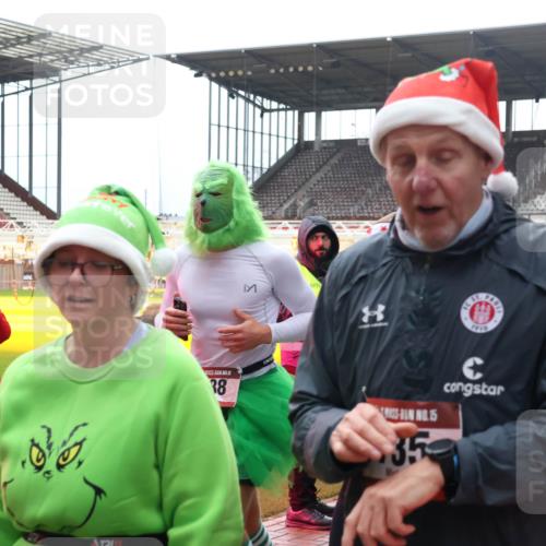 07.12.2025 - St. Pauli X-Mass-Run No. 15 Luisa Fischer http://msf.ph/oto/9380569 07.12.2025 10:41:09 Ziel 559, 15, 38, 6709, 1910, 15, 35, 284, 288, 406, 545, 731, 735, 952, 1457, 2169, 2555, 2559, 2594, 2916, 3161, 3164, 3244, 3264, 3265, 3407, 3408, 4041, 4304, 4773, 4856, 4871 meine-sportfotos.de