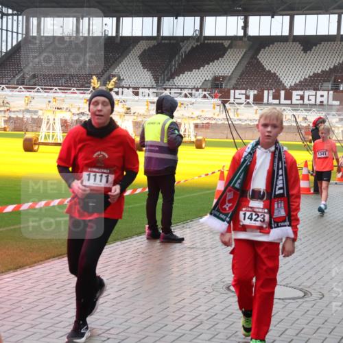 07.12.2025 - St. Pauli X-Mass-Run No. 15 Luisa Fischer http://msf.ph/oto/9380577 07.12.2025 11:14:12 Ziel 1111, 1423, 1341, 1338, 274, 375, 425, 475, 585, 708, 1111, 1114, 1338, 1341, 1664, 2125, 2773 meine-sportfotos.de