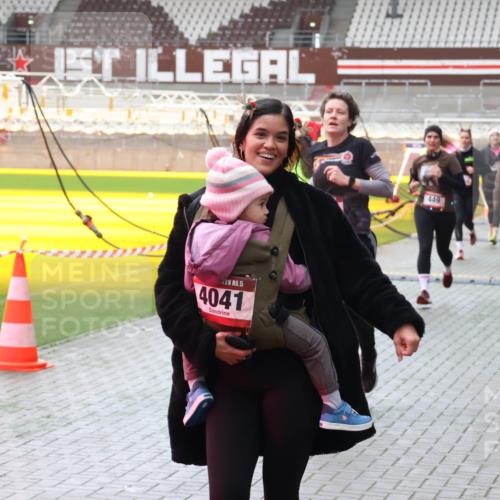 07.12.2025 - St. Pauli X-Mass-Run No. 15 Luisa Fischer http://msf.ph/oto/9380589 07.12.2025 10:41:24 Ziel 15, 4041, 449, 284, 288, 406, 449, 545, 575, 952, 1153, 1457, 2330, 2331, 2555, 2559, 2594, 3047, 3244, 3264, 3265, 3407, 3408, 3951, 4041, 4304, 4617, 4773, 4856, 4871 meine-sportfotos.de