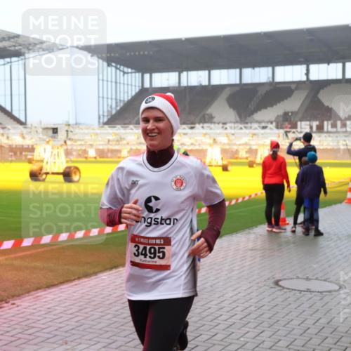 07.12.2025 - St. Pauli X-Mass-Run No. 15 Luisa Fischer http://msf.ph/oto/9380607 07.12.2025 10:09:02 Ziel 5, 3495, 390, 707, 786, 789, 947, 1002, 1031, 1176, 2247, 2248, 2521, 2650, 2691, 2692, 2746, 3212, 3332, 3335, 3484, 3495, 3671, 3759, 3904, 3907, 4205, 4232, 4234, 4451 meine-sportfotos.de