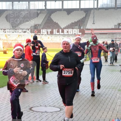 07.12.2025 - St. Pauli X-Mass-Run No. 15 Luisa Fischer http://msf.ph/oto/9380615 07.12.2025 10:09:07 Ziel 1002, 353, 15, 3759, 232, 4234, 707, 24, 19, 390, 707, 786, 789, 947, 1002, 1031, 1176, 1570, 2126, 2247, 2248, 2521, 2650, 2746, 3212, 3300, 3332, 3335, 3484, 3495, 3671, 3759, 3891, 3904, 3907, 4066, 4067, 4068, 4205, 4232, 4234, 4451 meine-sportfotos.de