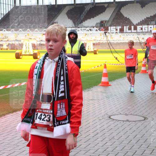 07.12.2025 - St. Pauli X-Mass-Run No. 15 Luisa Fischer http://msf.ph/oto/9380618 07.12.2025 11:14:15 Ziel 15, 1423, 1, 1341, 1338, 274, 375, 425, 475, 585, 708, 1111, 1114, 1338, 1341, 1664, 2125, 2773 meine-sportfotos.de