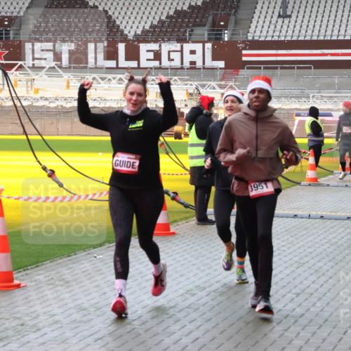 07.12.2025 - St. Pauli X-Mass-Run No. 15 Luisa Fischer http://msf.ph/oto/9380621 07.12.2025 10:41:30 Ziel 3951, 3265, 3264, 3047, 284, 288, 406, 449, 545, 575, 952, 1153, 1457, 2330, 2331, 2555, 2559, 3047, 3264, 3265, 3407, 3951, 4041, 4304, 4617, 4773, 4856, 4871 meine-sportfotos.de