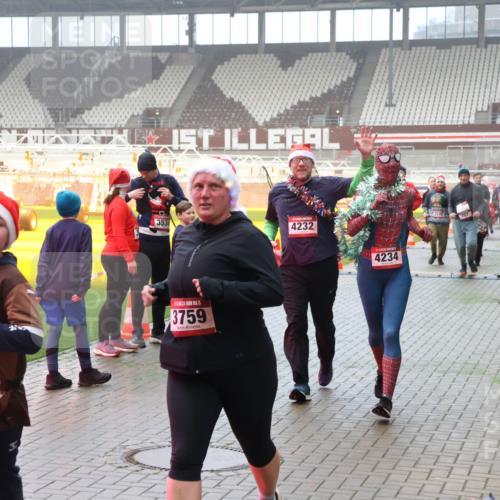 07.12.2025 - St. Pauli X-Mass-Run No. 15 Luisa Fischer http://msf.ph/oto/9380631 07.12.2025 10:09:08 Ziel 1002, 3534, 15, 3759, 4232, 4234, 707, 19, 390, 707, 786, 789, 947, 1002, 1031, 1176, 1570, 2126, 2247, 2248, 2521, 2650, 2746, 3212, 3300, 3332, 3335, 3484, 3495, 3671, 3759, 3891, 3904, 3907, 4066, 4067, 4068, 4205, 4232, 4234, 4451 meine-sportfotos.de