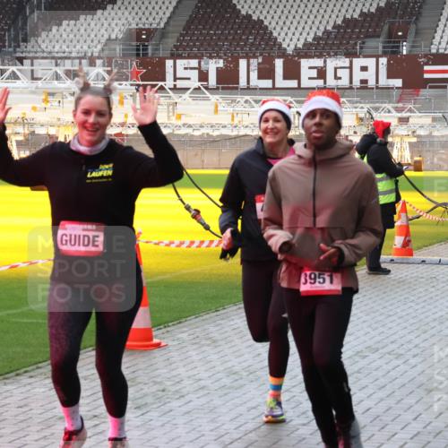 07.12.2025 - St. Pauli X-Mass-Run No. 15 Luisa Fischer http://msf.ph/oto/9380632 07.12.2025 10:41:31 Ziel 3951, 3047, 259, 284, 288, 406, 449, 545, 575, 952, 1153, 1457, 2330, 2331, 2507, 2555, 2559, 3047, 3264, 3265, 3951, 4304, 4617, 4773, 4856, 4871 meine-sportfotos.de