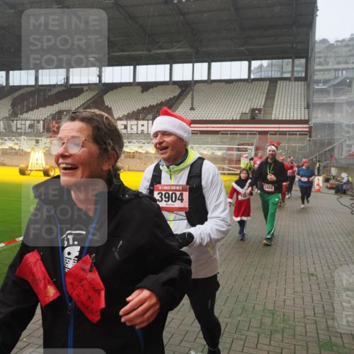 07.12.2025 - St. Pauli X-Mass-Run No. 15 Fabian Wolf http://msf.ph/oto/9380634 07.12.2025 10:08:57 Ziel 19, 390, 707, 786, 789, 947, 1002, 1031, 1176, 1461, 1465, 1570, 1575, 1576, 2126, 2521, 3212, 3300, 3332, 3335, 3484, 3671, 3891, 3904, 3907, 4066, 4067, 4068 meine-sportfotos.de