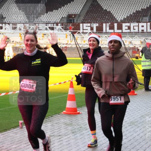 07.12.2025 - St. Pauli X-Mass-Run No. 15 Luisa Fischer http://msf.ph/oto/9380635 07.12.2025 10:41:32 Ziel 4617, 3951, 259, 284, 288, 406, 449, 545, 575, 952, 1153, 2330, 2331, 2507, 2555, 2559, 3047, 3264, 3265, 3951, 4617, 4773, 4856, 4871 meine-sportfotos.de