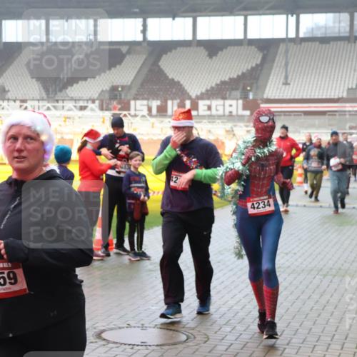 07.12.2025 - St. Pauli X-Mass-Run No. 15 Luisa Fischer http://msf.ph/oto/9380637 07.12.2025 10:09:08 Ziel 3759, 12, 4234, 19, 390, 707, 786, 789, 947, 1002, 1031, 1176, 1570, 2126, 2247, 2248, 2521, 2650, 2746, 3212, 3300, 3332, 3335, 3484, 3495, 3671, 3759, 3891, 3904, 3907, 4066, 4067, 4068, 4205, 4232, 4234, 4451 meine-sportfotos.de