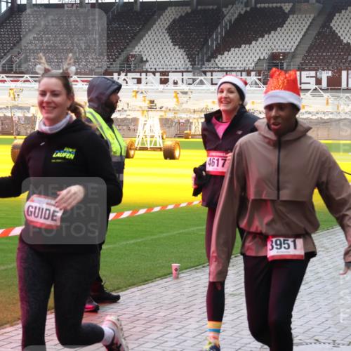07.12.2025 - St. Pauli X-Mass-Run No. 15 Luisa Fischer http://msf.ph/oto/9380641 07.12.2025 10:41:32 Ziel 4617, 3951, 259, 284, 288, 406, 449, 545, 575, 952, 1153, 2330, 2331, 2507, 2555, 2559, 3047, 3264, 3265, 3951, 4617, 4773, 4856, 4871 meine-sportfotos.de