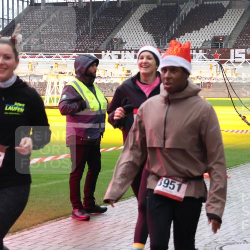 07.12.2025 - St. Pauli X-Mass-Run No. 15 Luisa Fischer http://msf.ph/oto/9380644 07.12.2025 10:41:33 Ziel 6951, 259, 284, 288, 406, 449, 545, 575, 952, 1153, 2330, 2331, 2507, 2555, 2559, 3047, 3264, 3265, 3951, 4617, 4773, 4856, 4871 meine-sportfotos.de
