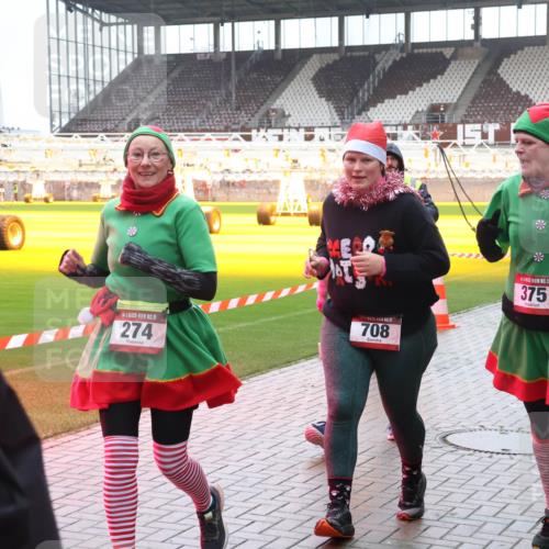07.12.2025 - St. Pauli X-Mass-Run No. 15 Luisa Fischer http://msf.ph/oto/9380648 07.12.2025 11:14:33 Ziel 15, 274, 5, 708, 5, 375, 274, 375, 425, 475, 708, 942, 946, 948 meine-sportfotos.de