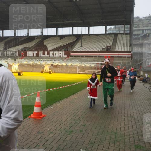 07.12.2025 - St. Pauli X-Mass-Run No. 15 Fabian Wolf http://msf.ph/oto/9380650 07.12.2025 10:08:58 Ziel 19, 390, 707, 786, 789, 947, 1002, 1031, 1176, 1461, 1465, 1570, 1575, 1576, 2126, 2521, 3300, 3332, 3335, 3484, 3891, 3904, 3907, 4066, 4067, 4068 meine-sportfotos.de
