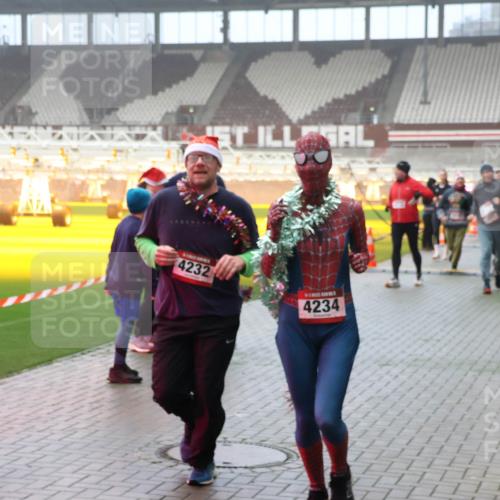 07.12.2025 - St. Pauli X-Mass-Run No. 15 Luisa Fischer http://msf.ph/oto/9380659 07.12.2025 10:09:09 Ziel 4232, 4234, 19, 390, 707, 786, 789, 947, 1002, 1031, 1176, 1461, 1465, 1570, 1575, 1576, 2126, 2247, 2248, 2521, 2650, 2746, 3212, 3300, 3332, 3335, 3484, 3495, 3671, 3759, 3891, 3904, 3907, 4066, 4067, 4068, 4205, 4232, 4234, 4451 meine-sportfotos.de