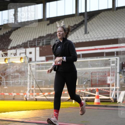 07.12.2025 - St. Pauli X-Mass-Run No. 15 Patografie http://msf.ph/oto/9380662 07.12.2025 10:18:14 Ziel 2049, 3606, 3608 meine-sportfotos.de