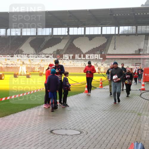 07.12.2025 - St. Pauli X-Mass-Run No. 15 Luisa Fischer http://msf.ph/oto/9380669 07.12.2025 10:09:11 Ziel 3534, 707, 19, 390, 707, 786, 789, 947, 1002, 1031, 1176, 1461, 1465, 1570, 1575, 1576, 2126, 2247, 2248, 2521, 2650, 2746, 3212, 3300, 3332, 3335, 3484, 3495, 3671, 3759, 3891, 3904, 3907, 4066, 4067, 4068, 4205, 4232, 4234, 4451 meine-sportfotos.de