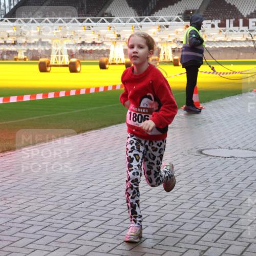 07.12.2025 - St. Pauli X-Mass-Run No. 15 Luisa Fischer http://msf.ph/oto/9380685 07.12.2025 11:14:58 Ziel 15, 1806, 525, 922, 942, 946, 948, 1776, 1778, 1798, 1804, 1805, 1806, 1807, 2040, 2211, 4010 meine-sportfotos.de