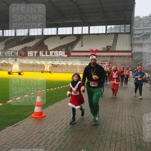 07.12.2025 - St. Pauli X-Mass-Run No. 15 Fabian Wolf http://msf.ph/oto/9380687 07.12.2025 10:08:59 Ziel 19, 390, 786, 789, 947, 1002, 1031, 1176, 1461, 1465, 1570, 1575, 1576, 2126, 2521, 3300, 3332, 3335, 3484, 3891, 3904, 3907, 4066, 4067, 4068 meine-sportfotos.de