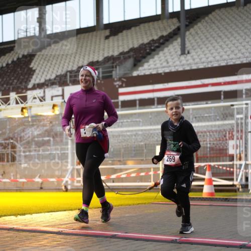 07.12.2025 - St. Pauli X-Mass-Run No. 15 Patografie http://msf.ph/oto/9380689 07.12.2025 10:18:25 Ziel 243, 264, 269, 1607, 1671, 2049, 3520, 3606, 3608, 4540 meine-sportfotos.de