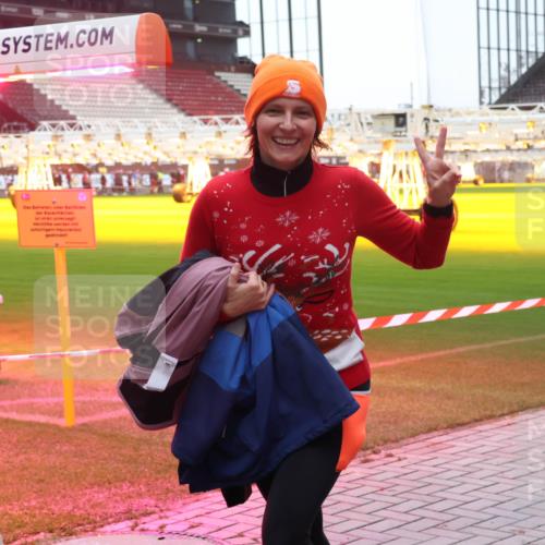 07.12.2025 - St. Pauli X-Mass-Run No. 15 Luisa Fischer http://msf.ph/oto/9380698 07.12.2025 11:15:08 Ziel 525, 922, 942, 946, 948, 1776, 1778, 1798, 1804, 1805, 1806, 1807, 2040, 2211, 4010 meine-sportfotos.de