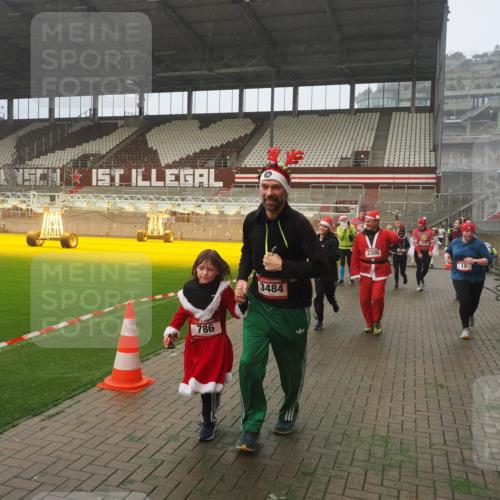 07.12.2025 - St. Pauli X-Mass-Run No. 15 Fabian Wolf http://msf.ph/oto/9380705 07.12.2025 10:08:59 Ziel 19, 390, 786, 789, 947, 1002, 1031, 1176, 1461, 1465, 1570, 1575, 1576, 2126, 2521, 3300, 3332, 3335, 3484, 3891, 3904, 3907, 4066, 4067, 4068 meine-sportfotos.de