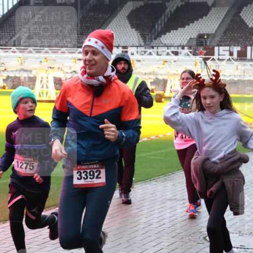 07.12.2025 - St. Pauli X-Mass-Run No. 15 Luisa Fischer http://msf.ph/oto/9380712 07.12.2025 10:41:55 Ziel 111, 1, 15, 1275, 15, 3392, 141, 259, 279, 322, 449, 545, 575, 952, 1153, 1275, 2288, 2330, 2331, 2507, 2563, 3047, 3392, 3951, 4617, 4773 meine-sportfotos.de