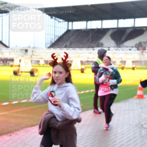 07.12.2025 - St. Pauli X-Mass-Run No. 15 Luisa Fischer http://msf.ph/oto/9380720 07.12.2025 10:41:56 Ziel 127, 141, 259, 279, 322, 449, 545, 575, 1153, 1275, 2288, 2330, 2331, 2507, 2563, 3047, 3392, 3951, 4617, 4773 meine-sportfotos.de